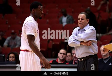 6. JANUAR 2015: Jherrod Stiggers #21 der University of Houston spricht mit Kelvin Sampson, Cheftrainer der University of Houston, während des NCAA-Basketballspiels zwischen Houston und Central Florida vom Hofheinz Pavilion in Houston, Texas. Central Florida gewann 79-78 in Überstunden. (Bild: © Erik Williams/Cal Sport Media/ZUMAPRESS.com) Stockfoto