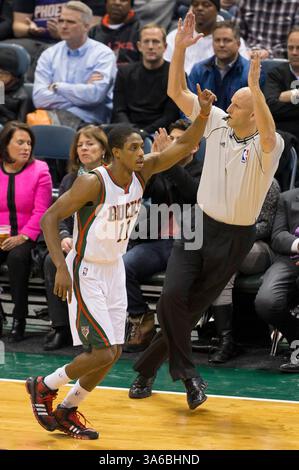 6. Januar 2015: Brandon Knight (11), der Wachmann der Milwaukee Bucks, trifft einen 3-Punkte-Schuss während des NBA-Spiels zwischen den Phoenix Suns und den Milwaukee Bucks im BMO Harris Bradley Center in Milwaukee, WI. Suns besiegte die Bucks 102-96. John Fisher/CSM(Bild: © John Fisher/Cal Sport Media/ZUMAPRESS.com) Stockfoto