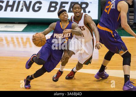 6. Januar 2015: Isaiah Thomas (3) versucht, den Wachmann der Phoenix Suns im BMO Harris Bradley Center in Milwaukee (WI) gegen Brandon Knight (11) im NBA-Spiel zwischen den Phoenix Suns und den Milwaukee Bucks zu schlagen. Suns besiegte die Bucks 102-96. John Fisher/CSM(Bild: © John Fisher/Cal Sport Media/ZUMAPRESS.com) Stockfoto