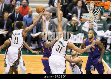 6. Januar 2015: Brandon Knight (11) blockiert den Schuss von Isaiah Thomas (3) während des NBA-Spiels zwischen den Phoenix Suns und den Milwaukee Bucks im BMO Harris Bradley Center in Milwaukee. Suns besiegte die Bucks 102-96. John Fisher/CSM(Bild: © John Fisher/Cal Sport Media/ZUMAPRESS.com) Stockfoto
