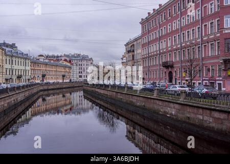 Die historische europäische Architektur entlang des Flusses Moyka in der touristischen Innenstadt von Sankt Petersburg, der ehemaligen Hauptstadt Russlands. Stockfoto