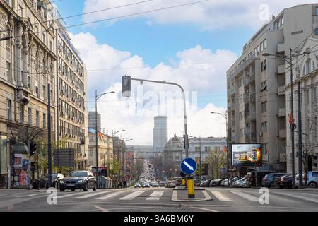 Belgrad, Serbien. März 2025. Blick auf den Verkehr auf einer Straße im Stadtzentrum Stockfoto