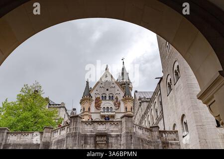 SCHWANGAU, DEUTSCHLAND - 23. MAI 2024: Dies ist der Eingang zum Innenhof der Burg Neuschwanstein durch den Torturm. Stockfoto