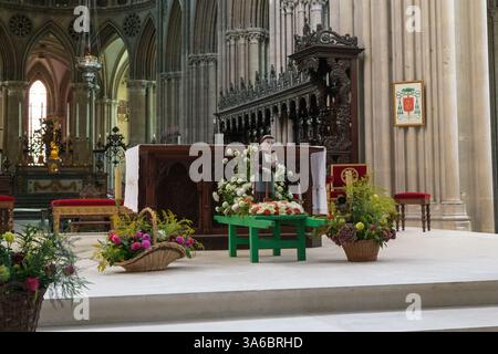 BAYEUX, FRANKREICH - 2. SEPTEMBER 2019: Dies ist der zeitgenössische Hauptaltar in der Kathedrale. Stockfoto