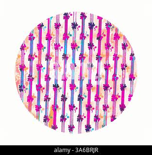 Ein lebhaftes Kreismuster mit vertikalen Linien, die mit bunten Blumen verziert sind, kombiniert Rosa-, Violett- und Orangentöne vor einem helleren Hintergrund. Klassische Kunst mit modernem Touch, neu interpretiert von Artotop, transformierte französische Stoffe, erste Hälfte des 19. Jahrhunderts Stockfoto