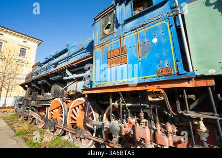 Belgrad, Serbien. März 2025. Eine alte Lokomotive auf dem Platz vor dem alten ehemaligen Bahnhof im Stadtzentrum Stockfoto
