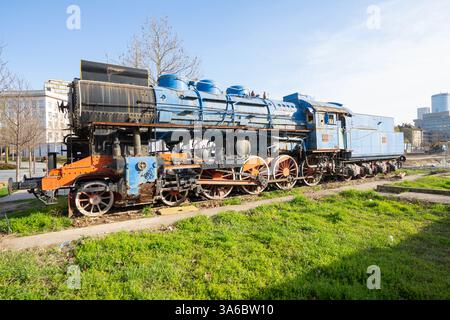 Belgrad, Serbien. März 2025. Eine alte Lokomotive auf dem Platz vor dem alten ehemaligen Bahnhof im Stadtzentrum Stockfoto