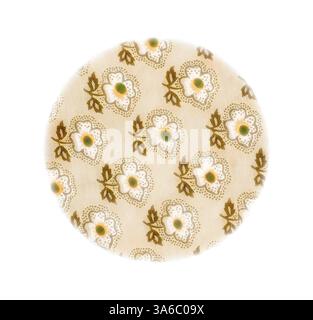 Ein zarter Stoff mit floralem Muster in zarten Farben, verziert mit kleinen Blüten und komplizierten Blattmustern, die eine charmante und Vintage-inspirierte Ästhetik schaffen. Klassische Kunst mit modernem Touch, neu interpretiert von Artotop, transformierte französische Stoffe, erste Hälfte des 19. Jahrhunderts Stockfoto