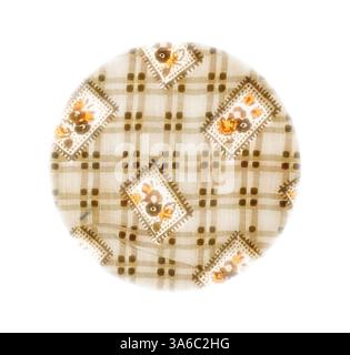 Ein kreisförmiger Stoff mit einem zarten Blumenmuster vor einem gitterartigen Hintergrund, der weiche Erdtöne mit charmanten Details kombiniert. Klassische Kunst mit modernem Touch, neu interpretiert von Artotop, transformierte französische Stoffe, erste Hälfte des 19. Jahrhunderts Stockfoto