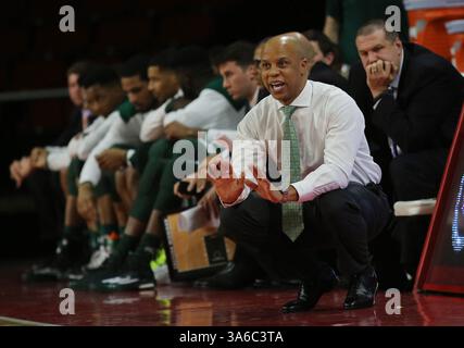 Januar 2015 - Oxford, Ohio, USA Rob Murphy, Cheftrainer der Eastern Michigan Eagles, spricht am Samstag, den 10. Januar 2015, mit seiner Zeit während des Überstundenspiels. Als sein Team in den Jahren 82 bis 81 an Miami (Oh) Redhawks fällt. (Bild: © Ernest Coleman/ZUMA Wire) Stockfoto