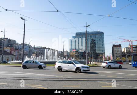 Belgrad, Serbien. März 2025. Der Brunnen auf dem Slavija-Platz auf dem Stadtplatz Stockfoto