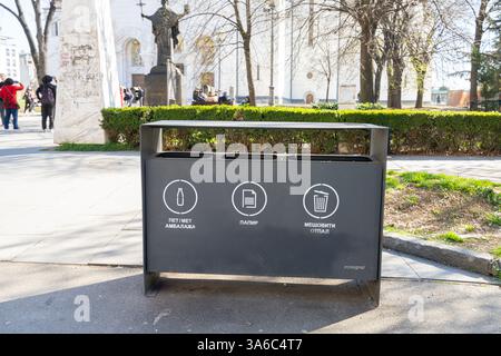 Belgrad, Serbien. März 2025. Ein Mülltonne auf einem Bürgersteig im Stadtzentrum Stockfoto