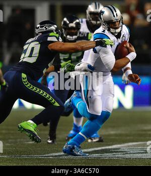 10. Januar 2015 - Seattle, WA, USA - Carolina Panthers Quarterback Cam Newton (1) kämpft um die Yardage, als Seattle Seahawks Linebacker K.J. Wright (50) am Samstag, den 10. Januar 2015 im NFC Division Playoff-Action im CenturyLink Field in Seattle das Tackle machen will. (Abbildung: © Jeff SINER/TNS/ZUMA Wire) Stockfoto