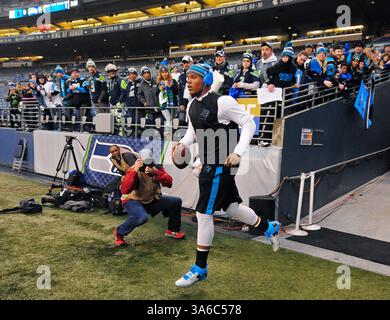 10. Januar 2015 - Seattle, WA, USA - Carolina Panthers Quarterback Cam Newton macht sich auf das Feld, um sich aufzuwärmen, bevor sie am Samstag, 10. Januar 2015 im CenturyLink Field in Seattle die Seattle Seahawks in der NFC Division Playoff Action spielen. (Abbildung: © Jeff SINER/TNS/ZUMA Wire) Stockfoto