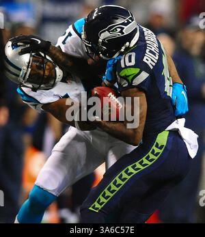 10. Januar 2015 - Seattle, WA, USA - Joe Webb von den Carolina Panthers will am Samstag, 10. Januar 2015 im CenturyLink Field in Seattle den Rückschlag auf Paul Richardson (10) der Seattle Seahawks schaffen. (Abbildung: © Jeff SINER/TNS/ZUMA Wire) Stockfoto