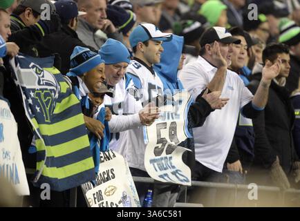 10. Januar 2015 - Seattle, WA, USA - Fans der Carolina Panthers bejubeln ihre Mannschaft im ersten Quartal im CenturyLink Field in Seattle, dem 10. Januar 2015, gegen die Seattle Seahawks. (Bild: © David T. Foster/TNS/ZUMA Wire) Stockfoto