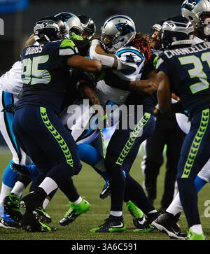10. Januar 2015 - Seattle, WA, USA - Carolina Panthers Running Back DeAngelo Williams (34) wird von der Seattle Seahawks-Verteidigung in die Luft gehoben, während er im zweiten Quartal im CenturyLink Field in Seattle um die Yarddage kämpft 2015. (Abbildung: © Jeff SINER/TNS/ZUMA Wire) Stockfoto