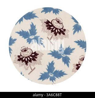 Ein kreisförmiger Stoff zeigt ein skurriles Muster mit blauen Blättern und kastanienbraunen Blumen, die jeweils mit einem verspielten Hut verziert sind. Das Design kombiniert natürliche Elemente mit charmanten Details und sorgt so für einen lebendigen und dekorativen Look. Klassische Kunst mit modernem Touch, neu interpretiert von Artotop, transformierte französische Stoffe, erste Hälfte des 19. Jahrhunderts Stockfoto