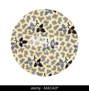 Ein kreisförmiger Stoff mit einem verspielten Muster aus schwarzen und grauen Blumen vor hellem Hintergrund, mit gelben Umrissen, die ein einzigartiges und lebendiges Design schaffen. Klassische Kunst mit modernem Touch, neu interpretiert von Artotop, transformierte französische Stoffe, erste Hälfte des 19. Jahrhunderts Stockfoto