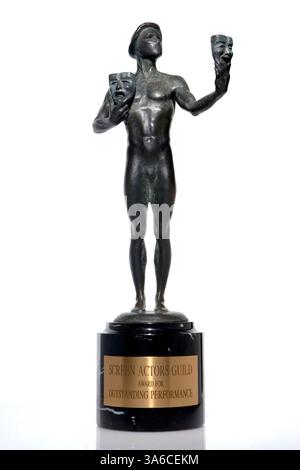 16. Januar 2015 – Los Angeles, Kalifornien, USA – die Actor Statuettes, die die diesjährigen 21. Annual Screen Actors Guild Awards 2014 für herausragende Auftritte erhalten, wurden in der American Fine Arts Foundry in Burbank in massiver Bronze gegossen. Jede Schauspielerstatuette trägt eine Seriennummer an ihrer Basis. Die Nummerierung begann mit den 1. Jährlichen sag Awards-Statuetten mit Nr. 1, und diese erste Statuette ist im sag-AFTRA Hauptquartier in Los Angeles ausgestellt. 872 Statuetten wurden seit der Präsentation der ersten Schauspielstatuetten im Jahr 1995 vergeben. (Kreditbild: © Mark Hill/Sc Stockfoto