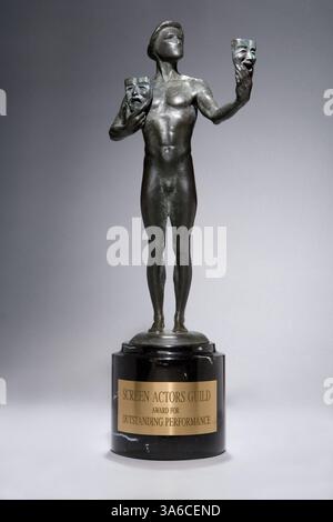 16. Januar 2015 – Los Angeles, Kalifornien, USA – die Actor Statuettes, die die diesjährigen 21. Annual Screen Actors Guild Awards 2014 für herausragende Auftritte erhalten, wurden in der American Fine Arts Foundry in Burbank in massiver Bronze gegossen. Jede Schauspielerstatuette trägt eine Seriennummer an ihrer Basis. Die Nummerierung begann mit den 1. Jährlichen sag Awards-Statuetten mit Nr. 1, und diese erste Statuette ist im sag-AFTRA Hauptquartier in Los Angeles ausgestellt. 872 Statuetten wurden seit der Präsentation der ersten Schauspielstatuetten im Jahr 1995 vergeben. (Kreditbild: © Mark Hill/Sc Stockfoto