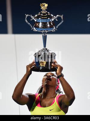 31. Januar 2015 – Melbourne, Australien – SERENA WILLIAMS aus den Vereinigten Staaten feiert mit der Trophäe, nachdem sie das Finale der Frauen im Einzelspiel gewonnen hat. Williams besiegte M. Sharapova und gewann ihren sechsten Titel bei den Australian Open und den 19. Grand Slam. Die Nummer eins der USA gewann 6-3 7-6 (7:5), nachdem Sharapova im zweiten Satz zurückgeschlagen hatte. Williams, 33 Jahre alt, überholt Martina Navratilova und Chris Evert mit einem 19. Major Singles-Titel. Sie hat nun die Russlands Sharapova, die Nummer zwei der Welt, 16 Mal hintereinander besiegt, die auf das Jahr 2004 zurückgeht. (Kreditbild: © Theo Karanikos/ZUMA Wire) Stockfoto