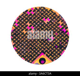 Ein lebendiges, kreisförmiges Muster mit einer Mischung aus geometrischen Formen und Farben, hauptsächlich in Orange, Pink und Lila, sorgt für einen beeindruckenden visuellen Effekt. Klassische Kunst mit modernem Touch, neu interpretiert von Artotop, transformierte französische Stoffe, erste Hälfte des 19. Jahrhunderts Stockfoto