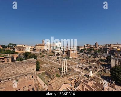Panoramablick auf den Foro romano (Forum Romanum) von Colle Palatino, Rom, Italien Stockfoto