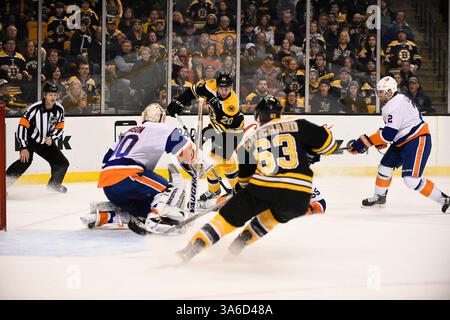7. Februar 2015 – Boston, Massachusetts, USA – Boston Bruins Linksflügel Daniel Paille (20) greift gegen den New York Islanders Torwart Chad Johnson (30) in einem Spiel zwischen den New York Islanders und den Boston Bruins im TD Garden in Boston, Massachusetts, an. Die Bruins besiegten die Islanders 2-1 in der regulatorischen Zeit. Eric Canha/CSM(Bild: © Eric Canha/Cal Sport Media/ZUMAPRESS.com) Stockfoto
