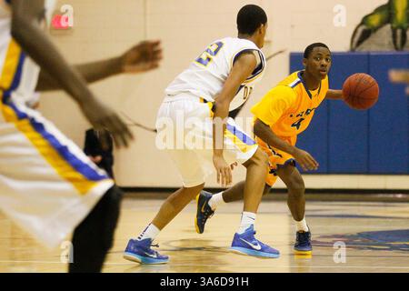 Februar 2015 - Tampa, Florida, USA - EVE EDELHEIT | Times. Largo's Julian Cooney (4) dribbelt den Ball während des Basketballspiels an der Jefferson High School in Tampa am Donnerstag, den 12. Februar 2015. (Bild: © Eve Edelheit/Tampa Bay Times/ZUMA Wire) Stockfoto