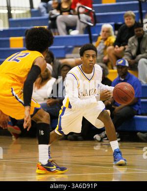 Februar 2015 - Tampa, Florida, USA - EVE EDELHEIT | Times. Vernon Jackson von Jefferson (11) dribbelt den Ball während des Basketballspiels an der Jefferson High School in Tampa am Donnerstag, den 12. Februar 2015. (Bild: © Eve Edelheit/Tampa Bay Times/ZUMA Wire) Stockfoto