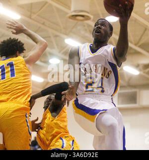 Februar 2015 - Tampa, Florida, USA - EVE EDELHEIT | Times. Maurice Moore (24) von Jefferson geht während des Basketballspiels an der Jefferson High School in Tampa am Donnerstag, den 12. Februar 2015, auf einen Korb. (Bild: © Eve Edelheit/Tampa Bay Times/ZUMA Wire) Stockfoto
