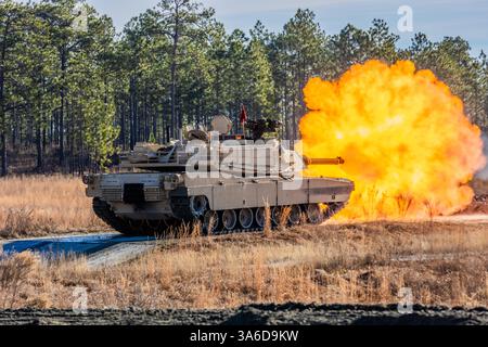 Soldaten der Echo-Kompanie, 1. Bataillon, 81. Panzerregiment, 194. Panzerbrigade, führen Kanonenübungen mit dem M1 Abrams-Panzer durch, 14. Januar 2025 Stockfoto