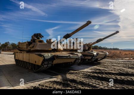Soldaten der Echo-Kompanie, 1. Bataillon, 81. Panzerregiment, 194. Panzerbrigade, führen Kanonenübungen mit dem M1 Abrams-Panzer durch, 14. Januar 2025 Stockfoto