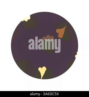 Ein kreisförmiges Design mit einer Mischung aus abstrakten Formen und Farben, einschließlich dunkler Farbtöne und verspielter Herzmotive, weckt ein Gefühl von Wimmelei und Kreativität. Klassische Kunst mit modernem Touch, neu interpretiert von Artotop, transformierte französische Stoffe, erste Hälfte des 19. Jahrhunderts Stockfoto