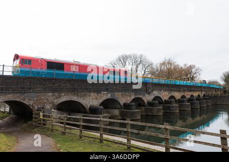 Windsor, Großbritannien. März 2025. Eisenbahningenieure am viktorianischen Black Potts Railway Viaduct führen Gleisausbauten durch, bei denen alte Schienen und Schwellen entfernt und über 700 m neues Gleis auf der nahe gelegenen 174 Jahre alten Black Potts Railway Bridge installiert wurden. Die South Western Railway (SWR) wird während der geplanten Arbeiten, die eine Woche dauern werden, nicht zwischen Windsor und Staines verkehren. Quelle: Mark Kerrison/Alamy Live News Stockfoto