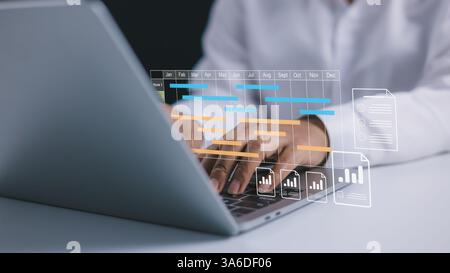 Projektmanagement-Tool und Arbeitszeitplan-Konzept, Planungssoftware, Geschäftsfrau verwenden Laptop, um Arbeitsprojekte zu verwalten und Aufgaben mit gantt zu aktualisieren Stockfoto