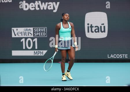 Miami Gardens, Florida, USA. März 2025. Magda Linette aus Polen besiegt Coco Gauff aus den Vereinigten Staaten am 9. Tag der Miami Open am 24. März 2025 im Hard Rock Stadium in Miami Gardens, Florida. Kredit: Hoo Me. Com/Media Punch/Alamy Live News Stockfoto