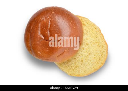 Einzelner Brioche Burger Brotbrötchen, aufgeschnitten, offene Aufnahme aus der Draufsicht isoliert auf weißem Hintergrund mit Beschneidungspfad Stockfoto