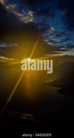 Sonnenaufgang bei Sonnenaufgang über dem Atitlan-See, 5 Vulkane, Blick von Indian Nose, guatemaltekische Hochebene. Stockfoto