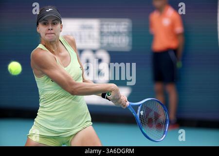 Miami Gardens, Florida, USA. März 2025. Magda Linette aus Polen besiegt Coco Gauff aus den Vereinigten Staaten am 9. Tag der Miami Open am 24. März 2025 im Hard Rock Stadium in Miami Gardens, Florida. Kredit: Hoo Me. Com/Media Punch/Alamy Live News Stockfoto