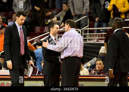 28. Januar 2015: Chestnut Hill, Massachusetts, USA: Rick Pitino, Cheftrainer der Louisville Cardinals und Jim Christian, Cheftrainer der Boston College Eagles, am Ende des NCAA-Basketballspiels zwischen den Louisville Cardinals und den Boston College Eagles, die im Conte Forum in Chestnut Hill, Massachusetts, ausgetragen wurden. Louisville besiegte das Boston College 81-72 in der regulatorischen Zeit. Eric Canha/CSM(Bild: © Eric Canha/Cal Sport Media/ZUMAPRESS.com) Stockfoto