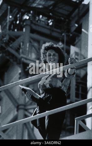November 1985; Kennedy Space Center, FL, USA; Astronautenlehrerin CHRISTA McAuliffe am Startplatz, um Briefings über den bevorstehenden Start des Shuttle Challenger zu erhalten. Christa wurde am 2. September 1948 in Boston geboren. Sie wurde von 000 als erste Zivilperson ausgewählt, die mit einem Space Shuttle flog und mit Kindern auf der Erde aus dem Weltraum kommunizieren sollte. Am 28. Januar 18, 78 Sekunden nach dem Start, explodierte der Challenger und tötete alle sieben Besatzungsmitglieder. Stockfoto