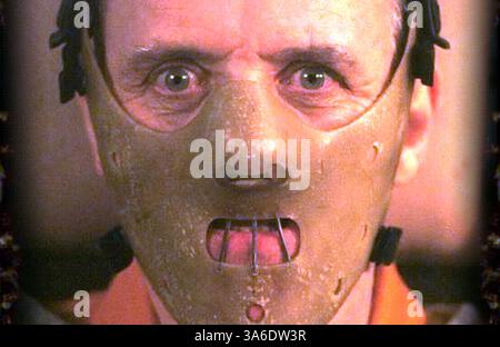 Clarice Starling (Foster) ist eine Top-Studentin an der FBI-Ausbildungsakademie in Quantico. Jack Crawford (Glenn), Leiter der Abteilung für Verhaltenswissenschaften, möchte, dass Clarice Dr. Hannibal Lecter (ANTHONY HOPKINS) interviewt, einen brillanten Psychiater, der das Leben hinter Gittern für verschiedene Mord- und Kannibalismus-Handlungen diente. Crawford glaubt, dass Lecter Einsicht in eine Reihe von Morden des Serienmörders Buffalo Bill (Levine) und Starling als attraktive junge Frau haben könnte, um ihn herauszulocken. Direktor: Johnathan Damme. (Kreditbild: © Â Orion Pictures/Entertainment Pictures/ZUMAPRESS.com) Stockfoto