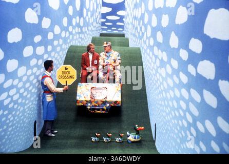 3. Oktober 1992; Hollywood, Kalifornien, USA; ROBIN WILLIAMS als Leslie Zevo und MICHAEL GAMBON als Generalleutnant Leland Zevo in der Fantasy-Komödie '' Spielzeug '' Regie: Barry Levinson. Stockfoto