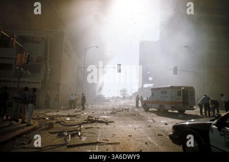 April 2015 - Akte - am 19. April 1995 kam es bei einer LKW-Bombenexplosion vor dem Alfred P. Murrah Federal Building in Oklahoma City, Oklahoma, zu 168 Toten und Hunderten weiteren Verletzten. Die Explosion wurde von dem regierungsfeindlichen Militanten Timothy McVeigh ausgelöst, der 2001 für seine Verbrechen hingerichtet wurde. Sein Mitverschwörer Terry Nichols wurde lebenslang im Gefängnis verhaftet. Abgebildet - 19. April 1995 - Oklahoma City, Oklahoma, USA S - Bild aus dem 4. Stock des bombardierten Bundesgebäudes, Momente nach der Explosion. (Bild: © Brent Bloom/ZUMAPRESS.com) Stockfoto