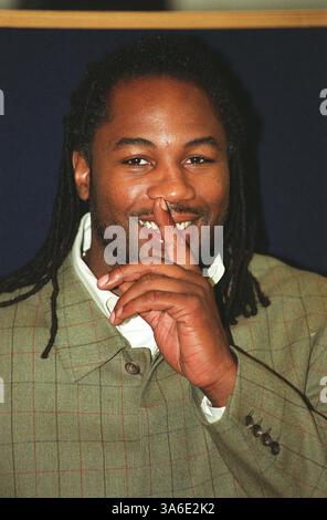 31. Januar 2001 - London, Großbritannien - Â RICHARD CHAMBURY ALPHA CN M043143 31 01 00.LENNOX LEWIS. „BBC SPORT KÜNDIGT EXKLUSIVEN TV-VERTRAG MIT LENNOX LEWIS AN“ IM BBC-FERNSEHZENTRUM. 2001.(Bild: © Globe Photos/ZUMAPRESS.com) Stockfoto