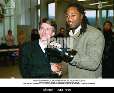 31. JANUAR 2001 - LONDON, GROSSBRITANNIEN - Â RICHARD CHAMBURY ALPHA/ CN M043143 31 01 00.PETER LACHS (LEITER BBC SPORT) & LENNOX LEWIS. „BBC SPORT KÜNDIGT EXKLUSIVEN TV-VERTRAG MIT LENNOX LEWIS AN“ IM BBC-FERNSEHZENTRUM (Credit Image: © Globe Photos/ZUMAPRESS.com) Stockfoto