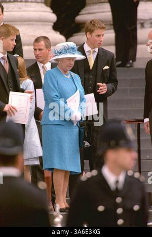 24. APRIL 2001 - LONDON, GROSSBRITANNIEN - Â RICHARD CHAMBURY ALPHA M041396 11 07 00.PRINZ HENRY, PETER PHILLIPS, DIE KÖNIGIN & PRINZ WILLIAM.-THANKSGIVING ZUM 100. GEBURTSTAG DER KÖNIGIN MUTTER IN ST. PAUL'S CATHEDRAL IN LONDON. (Kreditbild: © Globe Photos/ZUMAPRESS.com) Stockfoto