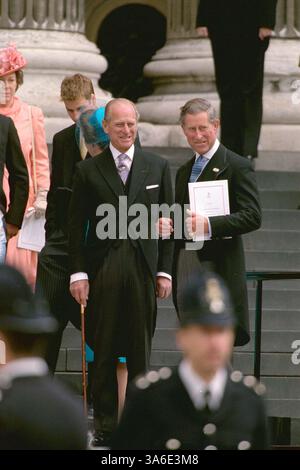 24. APRIL 2001 - LONDON, GROSSBRITANNIEN - Â RICHARD CHAMBURY ALPHA M041396 11 07 00.PRINZ PHILIP & PRINZ CHARLES.-THANKSGIVING ZUM 100. GEBURTSTAG DER KÖNIGIN IN ST. PAUL'S CATHEDRAL IN LONDON. (Kreditbild: © Globe Photos/ZUMAPRESS.com) Stockfoto